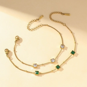 Bracelet en acier inoxydable doré orné de zircons carrés verts et blancs brillants