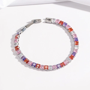 Détail d'un bracelet tennis en zircons multicolores taillés en carré avec fermoir argent