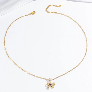 Collier papillon doré avec pendentif coeur rose et détails en zircons étincelants