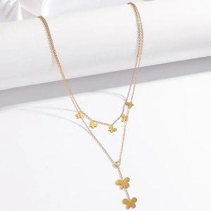 Détail du collier papillon multicouche en acier inoxydable doré avec pendentif cœur