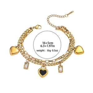 Bracciale multistrato dorato con ciondoli a cuore in madreperla e chiusura a moschettone