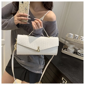 Détail du cuir PU blanc à motif crocodile avec fermoir rotatif doré sur le sac à main