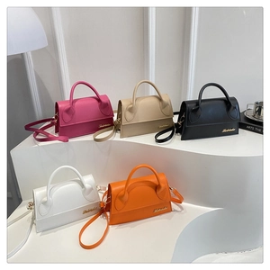 Detailweergave van mini-crossbodytassen in vijf kleuren met een metalen logo