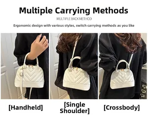 Tres formas de llevar un bolso de concha acolchado blanco con detalles dorados de moda