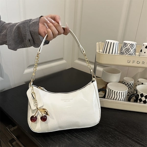 Sac À Épaule Sous L'aisselle Pour Femmes Cuir Verni PU Sac À Main Hobo Croissant Avec Pendentif Cerise Et Chaîne