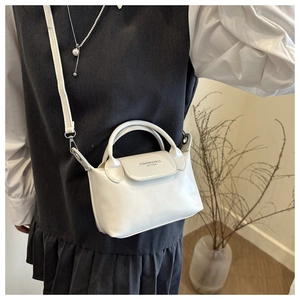 Dettaglio della borsa dumpling in pelle bianca con logo Fashion & Bags sulla patta