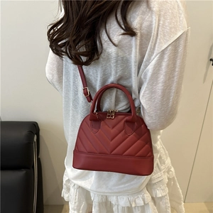 Sac à main en cuir bordeaux matelassé en V avec poignée et bandoulière réglable pour femme