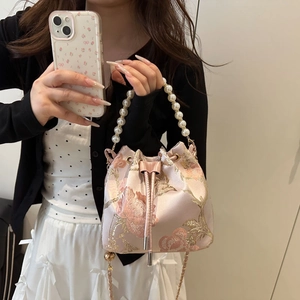 Rosa Satin-Beuteltasche mit Blumenstickerei, Perlengriff und Metallkettenriemen