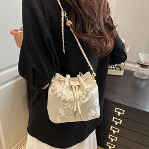 Elegante Perlenketten-Eimertasche mit Stickerei und verstellbarem Kordelzug-Riemen