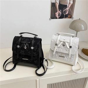 Mini sacs à dos noir et blanc avec texture florale, nœuds et pendentifs en cœur