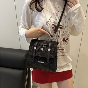 Sac bandoulière noir chic avec nœud et détails en dentelle pour la mode été 2025
