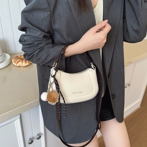Borsa a mezzaluna retrò francese beige con ciondolo da baseball e manici in pelle marrone