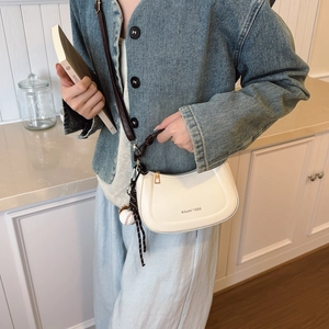 Sac sous le bras brodé beige minimaliste avec bandoulière marron et pendentif baseball