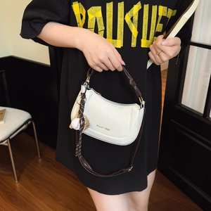 Borsa a spalla a mezzaluna bianco sporco con ricamo e ciondolo da baseball chic