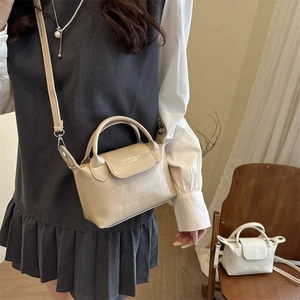 Sac à main bandoulière minimaliste en cuir crème avec poignée et crochets en métal