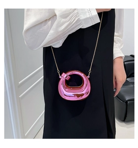 Detailansicht der metallic-pinken Mini-Tasche in Donut-Form mit Goldkette
