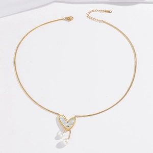 Collana minimalista a cuore dorato con inserto in conchiglia e nappe di perle