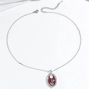 Collier élégant tulipe en argent avec émail rouge et cristaux sur fond blanc épuré