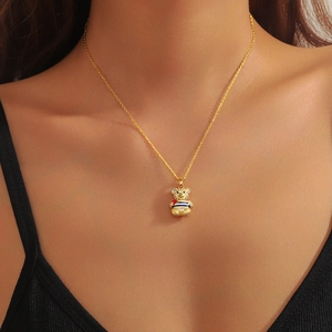Dettaglio di una collana con ciondolo a forma di orso dorato con zirconi lucidi