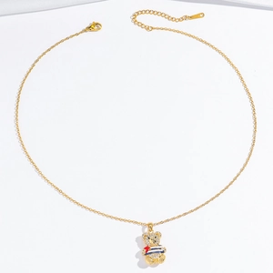 Collana dorata con pendente a forma di orsetto in cristallo e strisce colorate