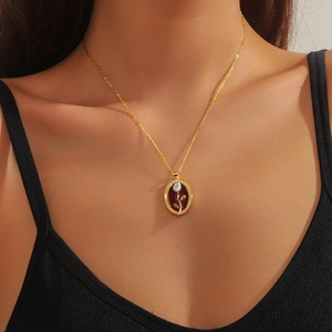 Détail du collier tulipe vintage avec pendentif ovale rouge et motif rose en nacre