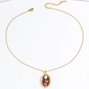 Collier rétro tulipe dorée avec émail rouge et rose blanche sur une chaîne croisée