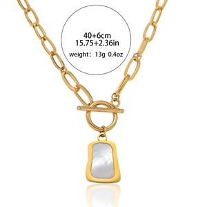 Collana a catena spessa in acciaio dorato con pendente in madreperla e chiusura OT