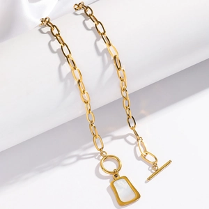 Collana a catena dorata con ciondolo quadrato in madreperla bianca e chiusura a levetta OT