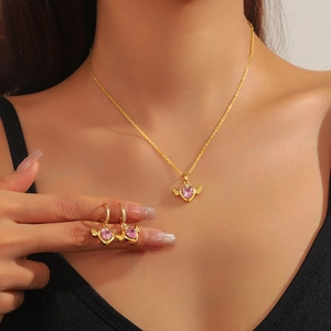 Parure collier cœur rose et boucles d'oreilles ailes en plaqué or pour femme