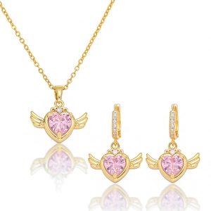 Parure de bijoux avec collier et boucles d'oreilles cœur rose zircon et ailes dorées