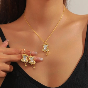 Parure dorée avec pendentifs ours en zircon et étoiles sur collier et boucles d'oreilles