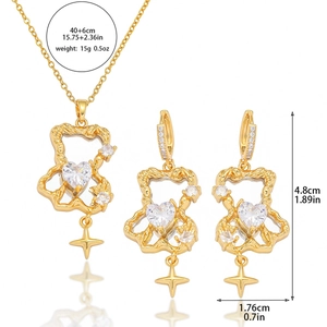 Parure de bijoux ours évidé poli avec cristal coeur et breloque étoile sur fond blanc