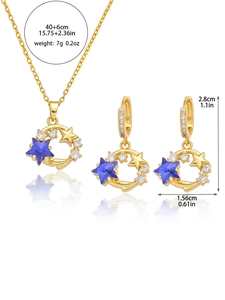 Detailansicht von Gold-Schmuckset mit Stern und Mond, blauen Edelsteinen und Kristallen