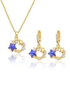 Detailaufnahme von vergoldetem Stern- und Mond-Schmuckset mit blauen Steinen und Kristallen