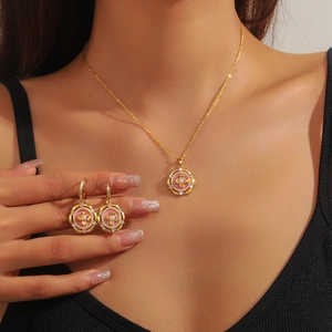Parure de bijoux avec collier et boucles d'oreilles pendentif fleur rose et perles