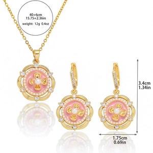Parure en titane doré avec pendentifs fleurs en émail rose et trèfle en perles