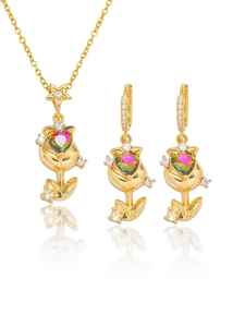 Vue détaillée du parure tulipe avec cristaux cœur irisés et feuilles pavées de diamants
