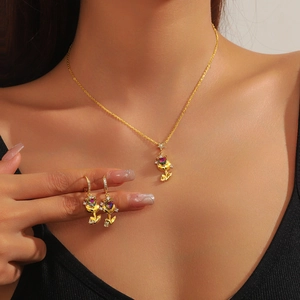Ensemble collier et boucles d'oreilles tulipe dorée avec zircon cœur sur mannequin