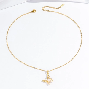 Élégant collier papillon doré avec fleurs en zircon rose sur fond de satin blanc luxueux
