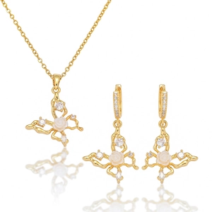 Détails d'une parure dorée papillon et rose sertie de pierres en zircon blanc