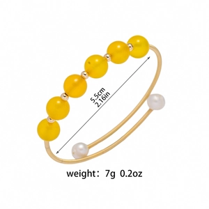 Bracciale aperto dorato con perline di agata gialla e perle in stile minimalista
