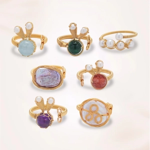 Set di 7 anelli artigianali in filo d'oro con pietre preziose e perle barocche naturali