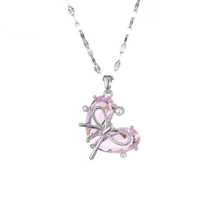 Collier élégant avec cœur en cristal rose, nœud argenté et perle sur fond blanc éclatant