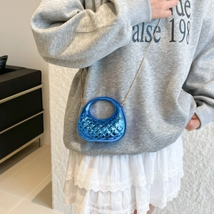 Glänzende elektroblaue Halbmond-Handtasche mit Steppmuster und goldener Kette