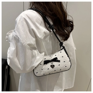 Sac croissant blanc style français avec nœuds noirs et détail de pendentif en cœur