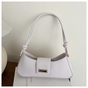 Détail du sac baguette rose avec bandoulière à nœud et boucle en métal doré