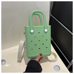 Detailansicht der minimalistischen EVA-Strandtasche mit Lochmuster und weißem Gurt