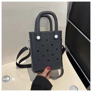 Detail der schwarzen EVA Strandtasche mit Lochmuster und verstellbarem Schultergurt