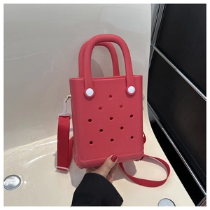 Details der roten EVA-Strandtasche mit Lochmuster und verstellbarem Textilschultergurt
