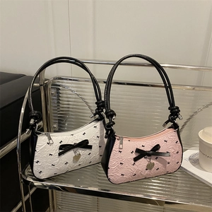 Sacs sous les bras en forme de lune avec nœuds roses et blancs et pendentif cœur